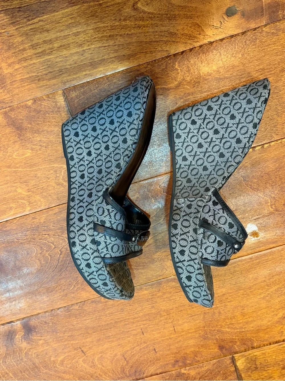 XOXO Patterned Black and Gray Wedge Slide Sandals